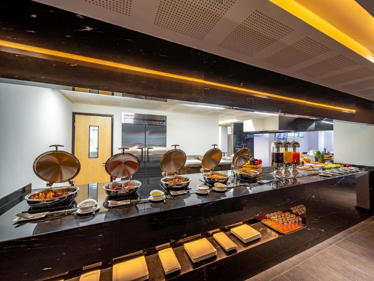 Hotel Galeria Plaza San Jeronimo Città del Messico Esterno foto The buffet at the lounge
